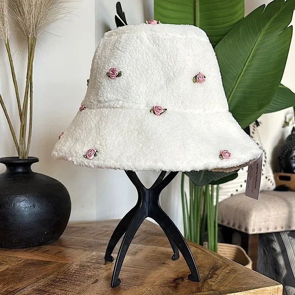 NWT🌹💕Pink Rosette Sherpa Bucket Hat 💕🌹 - Picture 5 of 9
